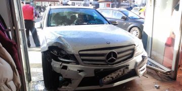 Mercedes wjechał do sklepu. Zdjęcie obiegło całą Polskę