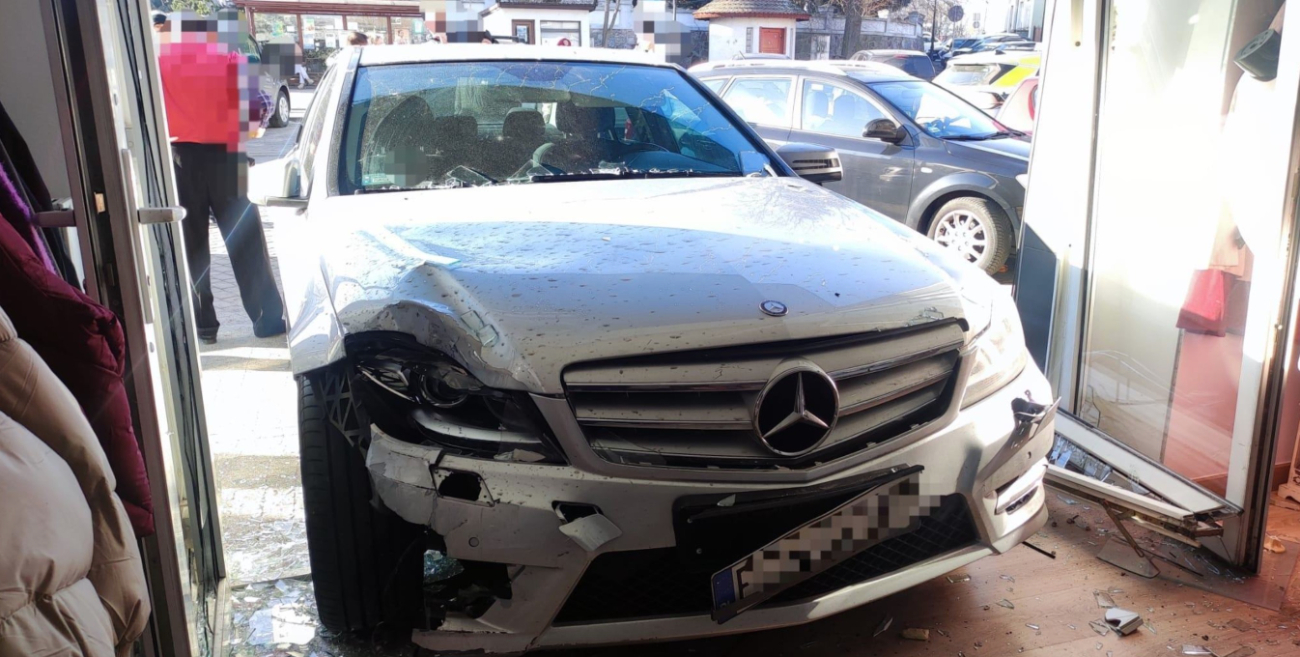 Mercedes wjechał do sklepu. Zdjęcie obiegło całą Polskę