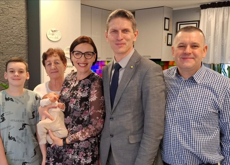 Burmistrz odwiedził Antka. To pierwszy Słupczanin urodzony w tym roku