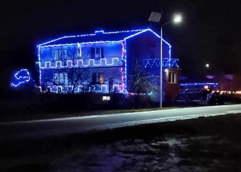 Ludzie zatrzymują się na drodze i robią zdjęcia