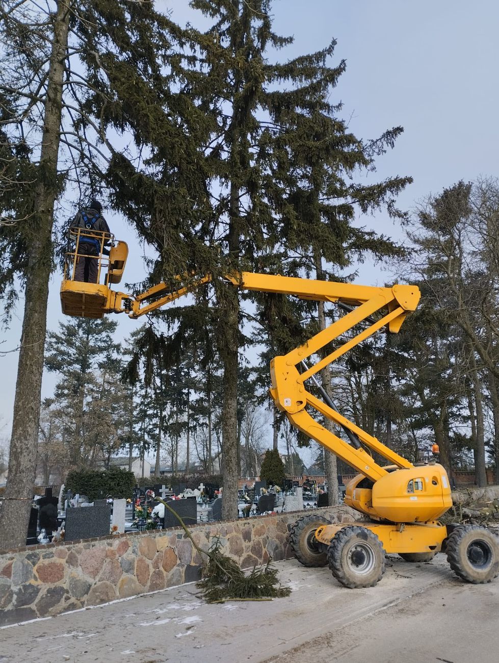 Porządki na cmentarzu w Ciążeniu