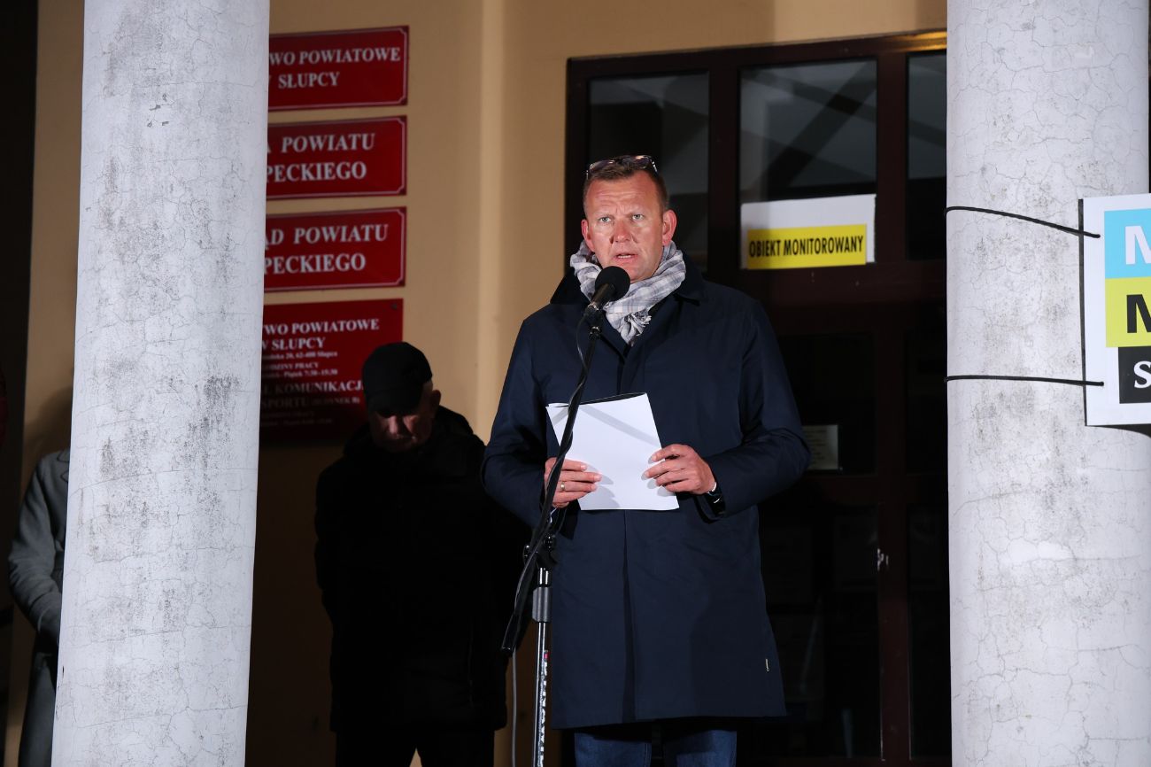 Ukraińska flaga na budynku starostwa