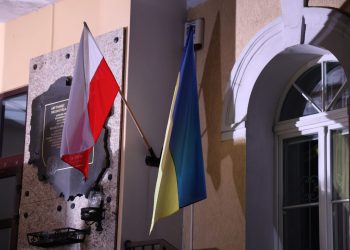 Ukraińska flaga na budynku starostwa