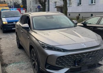 W okolicy: Policjanci zbili szybę. Nie mogli czekać