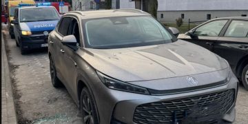 W okolicy: Policjanci zbili szybę. Nie mogli czekać