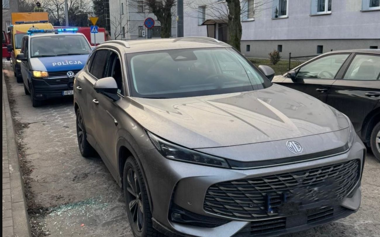 W okolicy: Policjanci zbili szybę. Nie mogli czekać