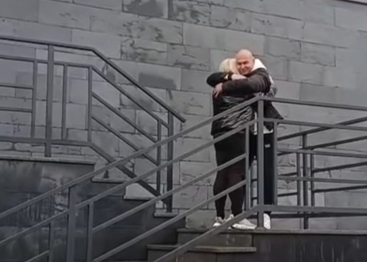 Wyszedł na kolejną już przepustkę. Zobacz film