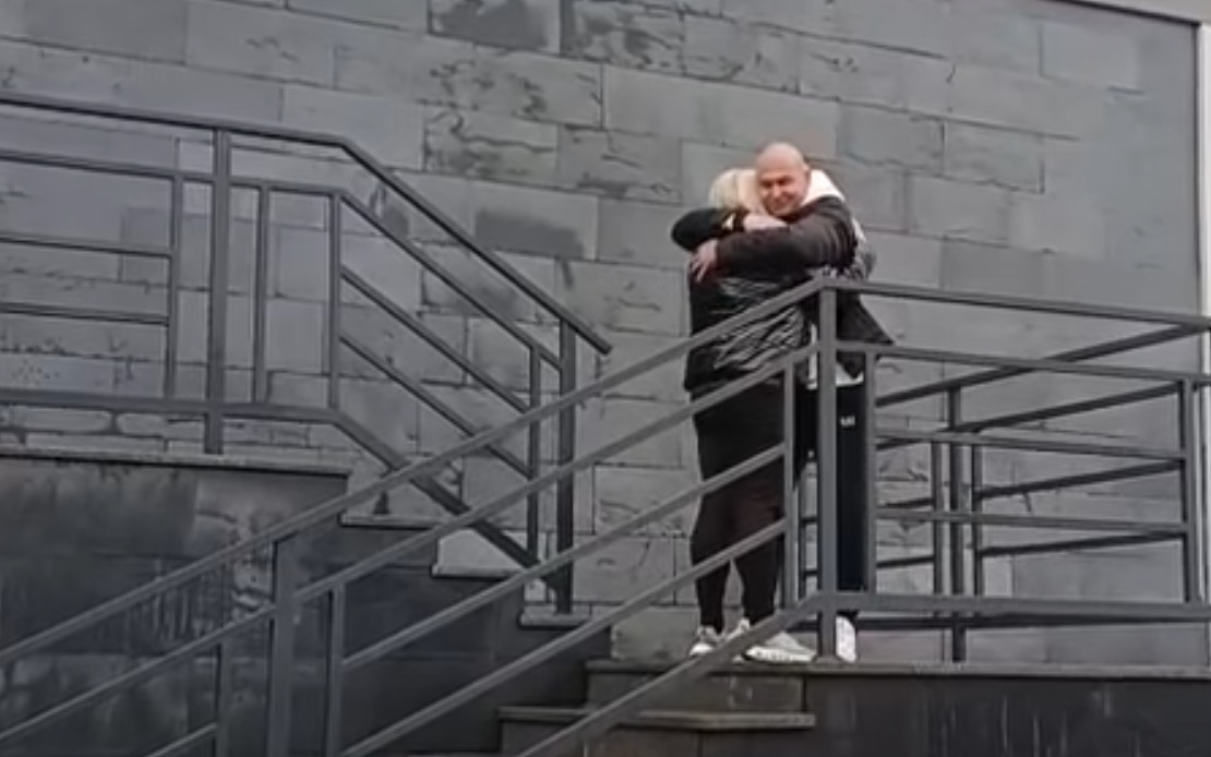 Wyszedł na kolejną już przepustkę. Zobacz film