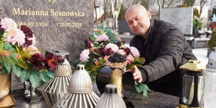 „Jestem mamusiu”. Jarosław Sosnowski na przepustce odwiedził rodzinny Ciążeń – FILM