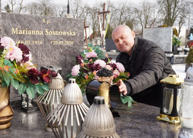 „Jestem mamusiu”. Jarosław Sosnowski na przepustce odwiedził rodzinny Ciążeń – FILM