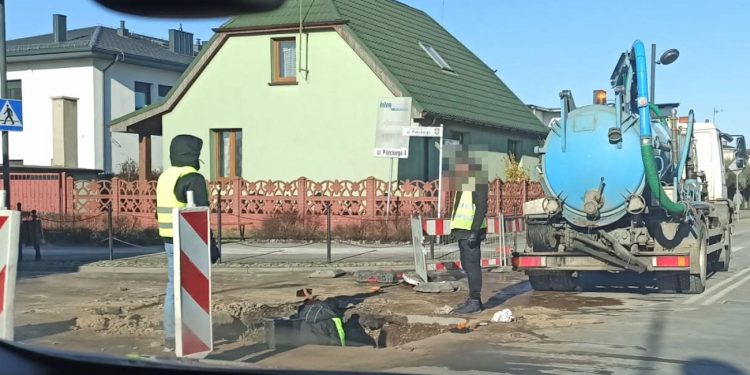 Awaria na Traugutta. Musieli zerwać asfalt