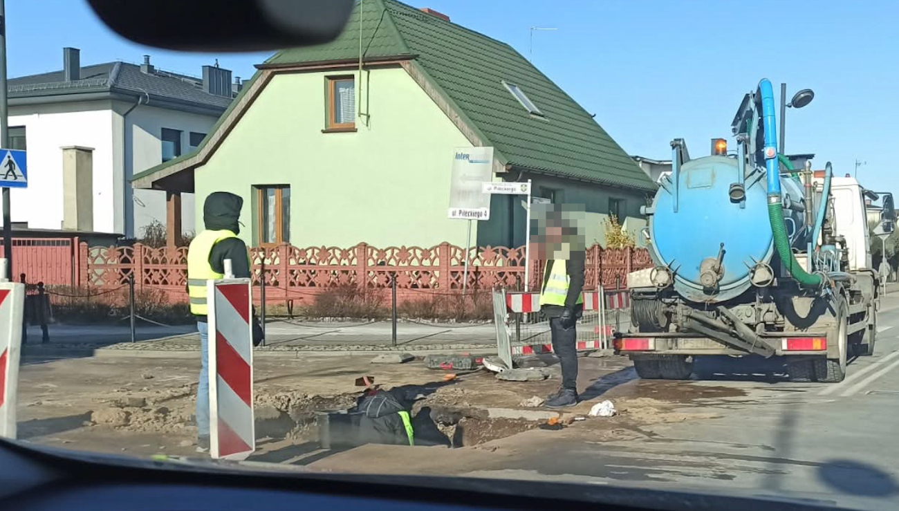 Awaria na Traugutta. Musieli zerwać asfalt