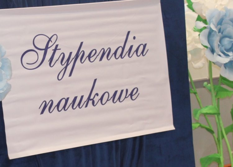 Absurdalne działania władz ws. stypendium. Kasa jest, ale nie ma uchwały