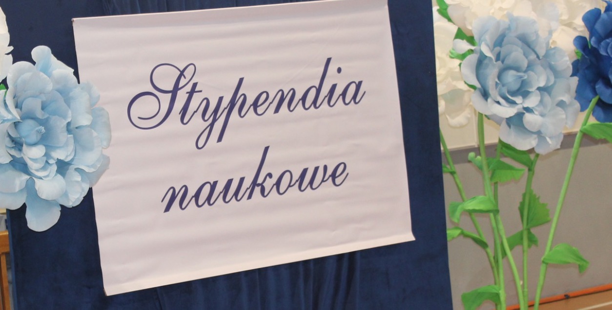 Absurdalne działania władz ws. stypendium. Kasa jest, ale nie ma uchwały