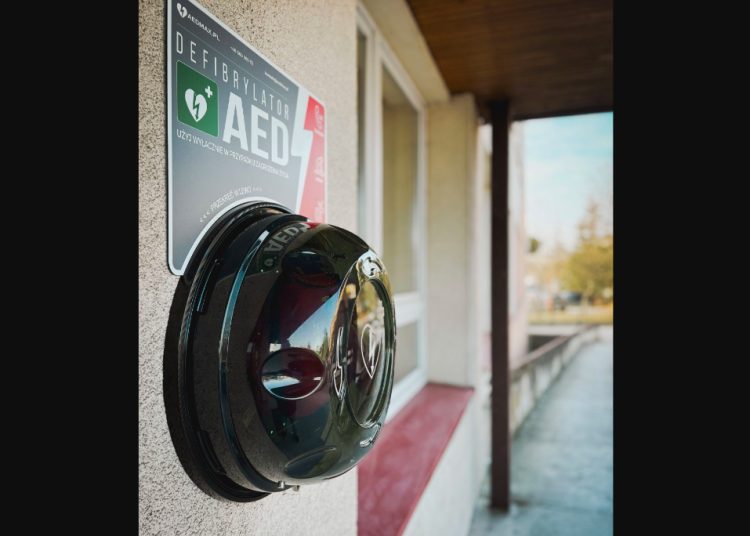 Defibrylator przy wejściu do przychodni