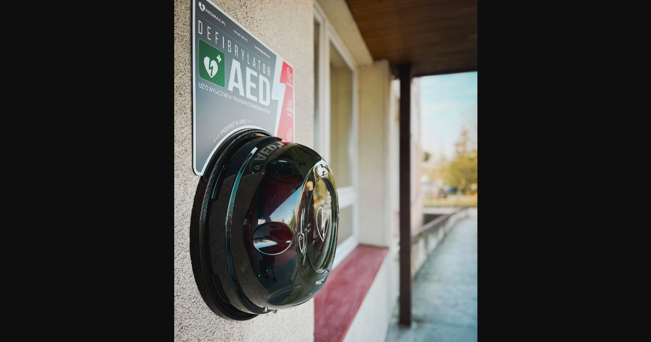 Defibrylator przy wejściu do przychodni