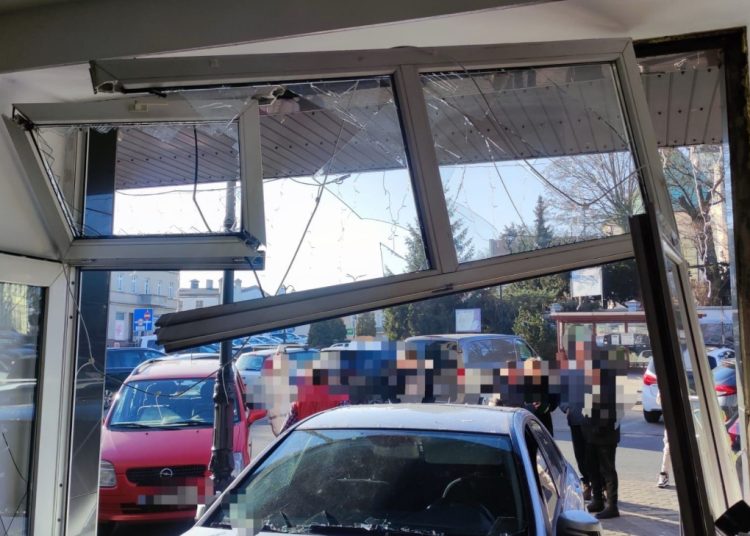 Mercedes wjechał w sklep. Prawda gorsza niż plotki