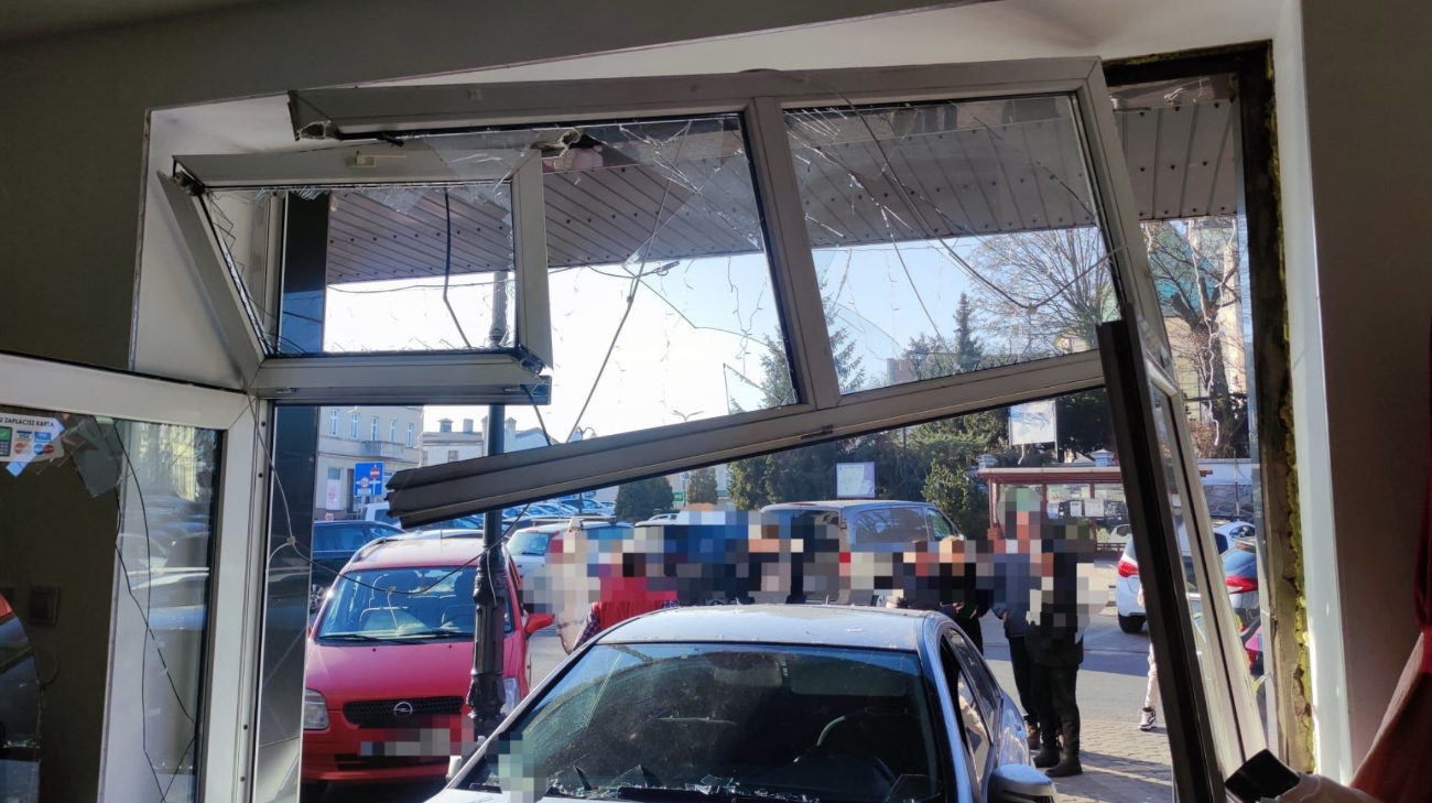 Mercedes wjechał w sklep. Prawda gorsza niż plotki