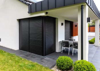 Solidna elewacja: dobór optymalnej stolarki i osłon do domu