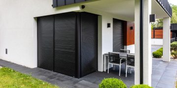 Solidna elewacja: dobór optymalnej stolarki i osłon do domu