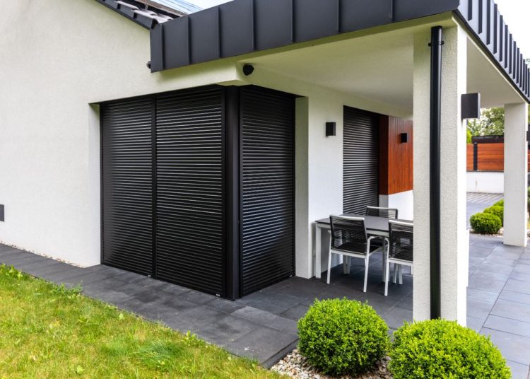 Solidna elewacja: dobór optymalnej stolarki i osłon do domu