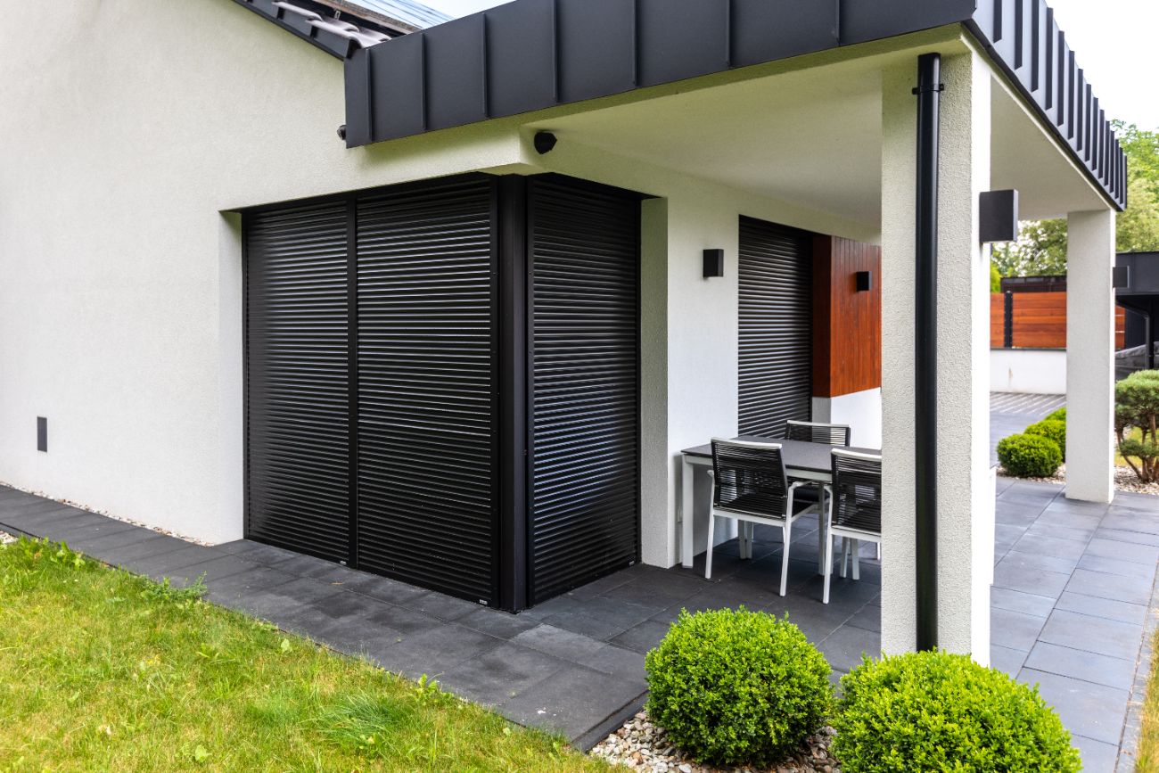 Solidna elewacja: dobór optymalnej stolarki i osłon do domu