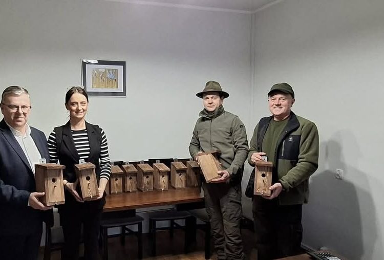 Myśliwi przekazali budki lęgowe