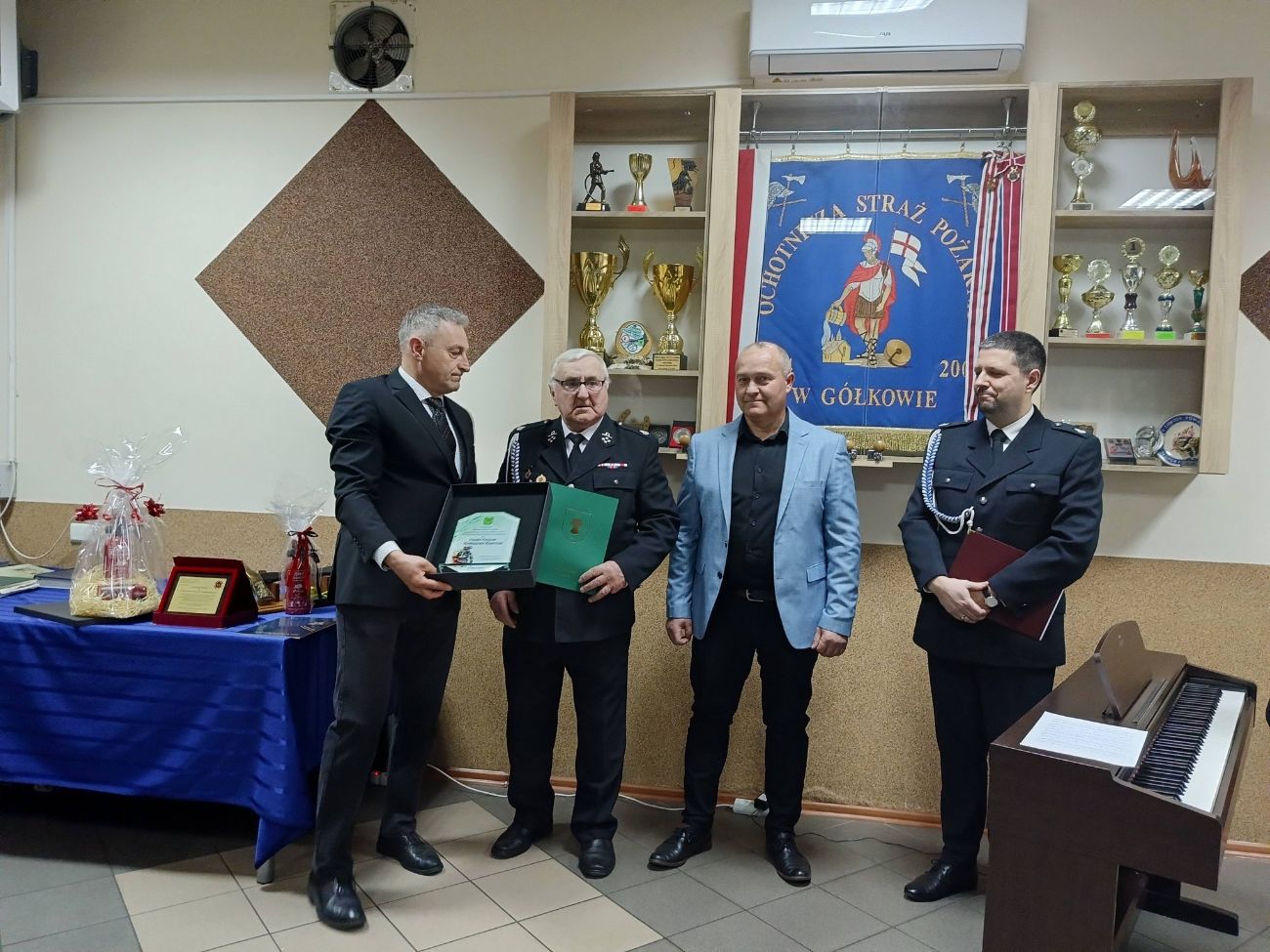 Podziękowali prezesowi Romualdowi Rewesowi