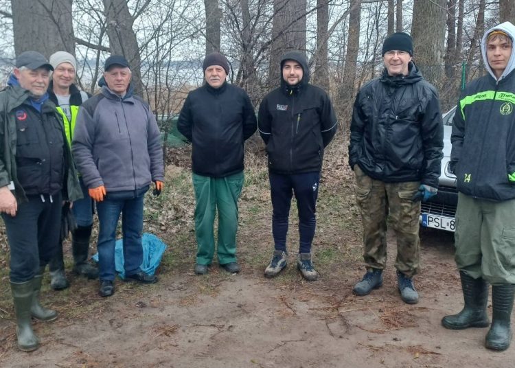 Posprzątali brzeg jeziora