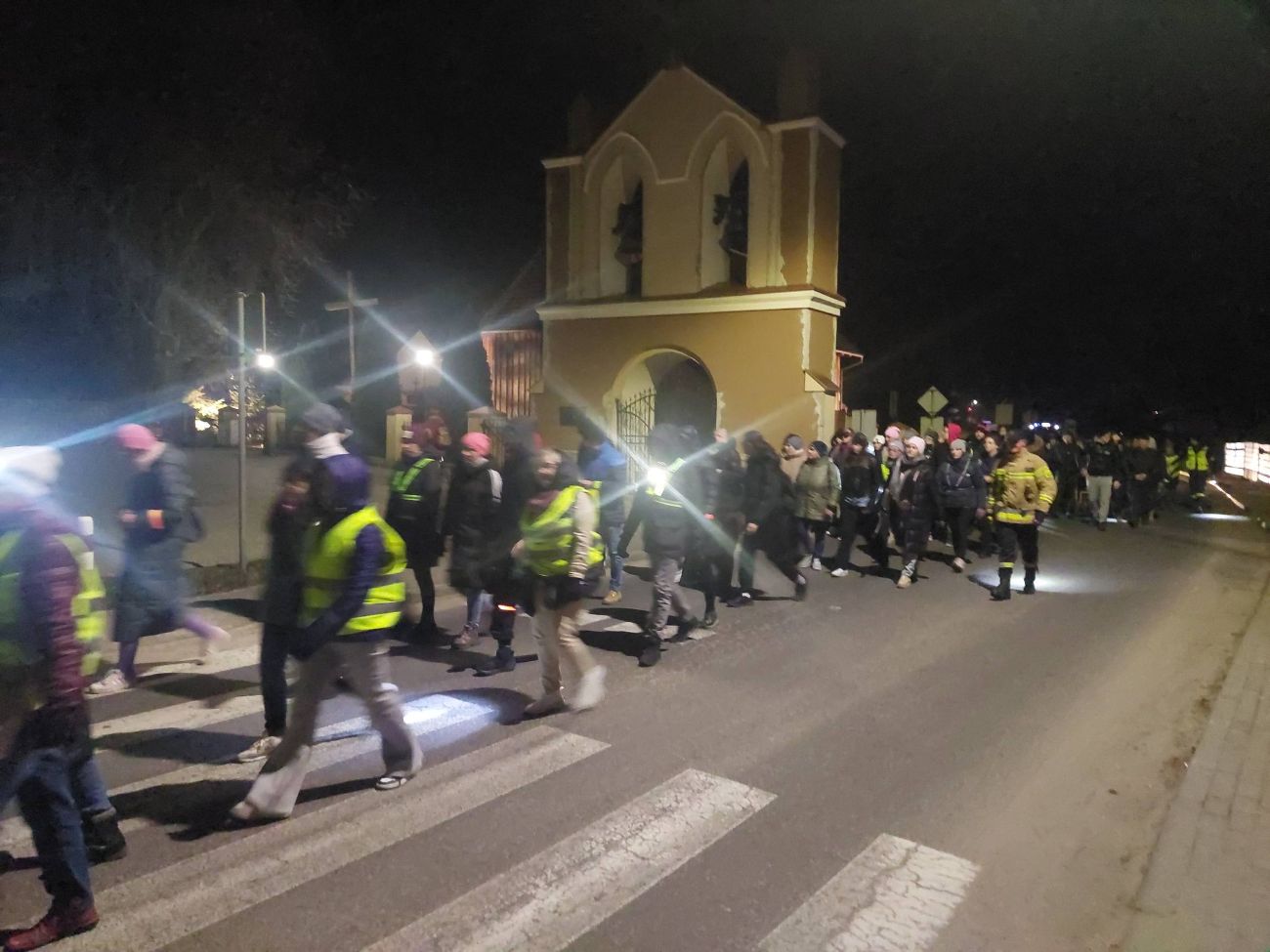 Niezwykła Droga Krzyżowa. Nocą pokonali wiele kilometrów