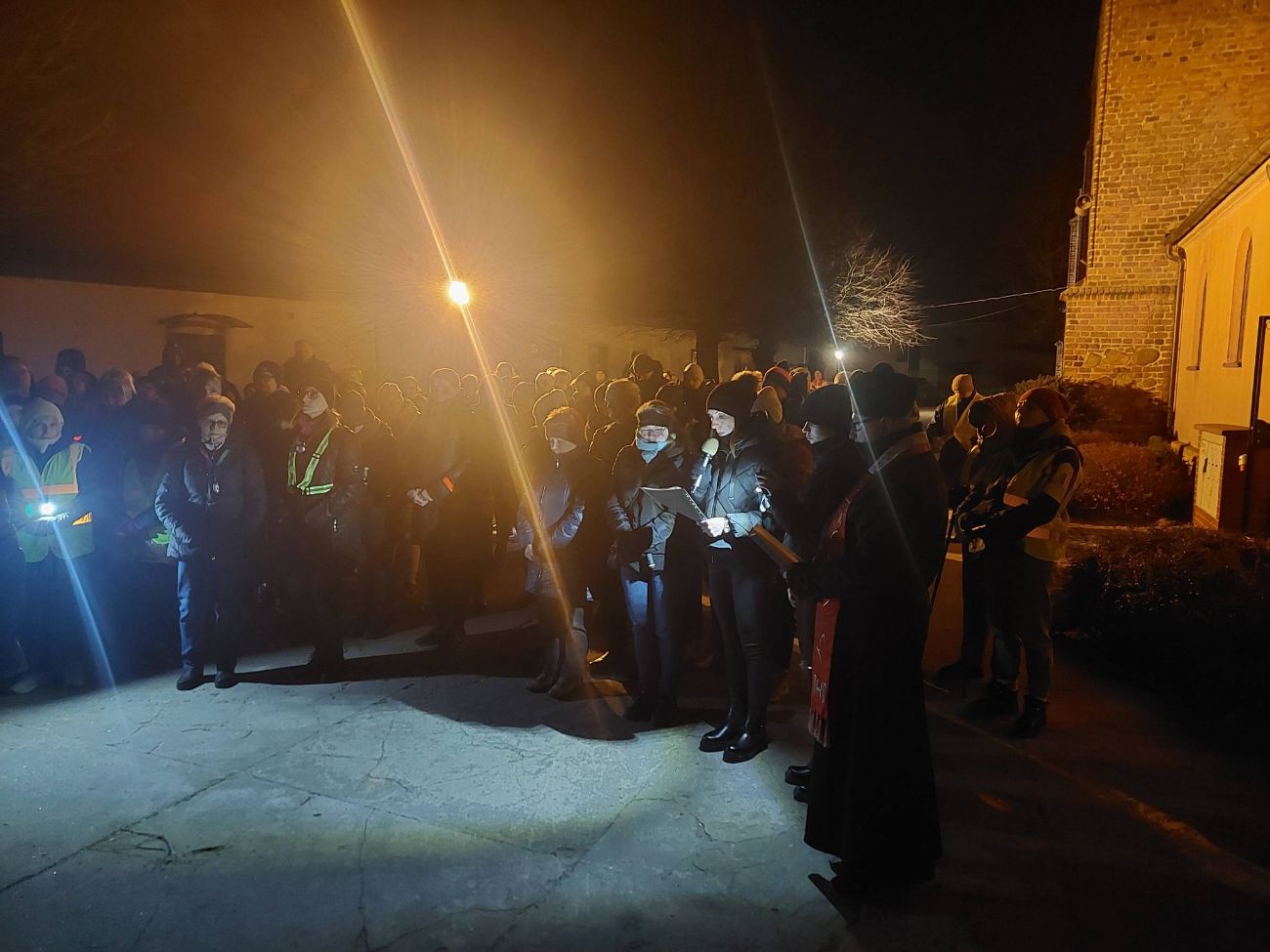 Niezwykła Droga Krzyżowa. Nocą pokonali wiele kilometrów