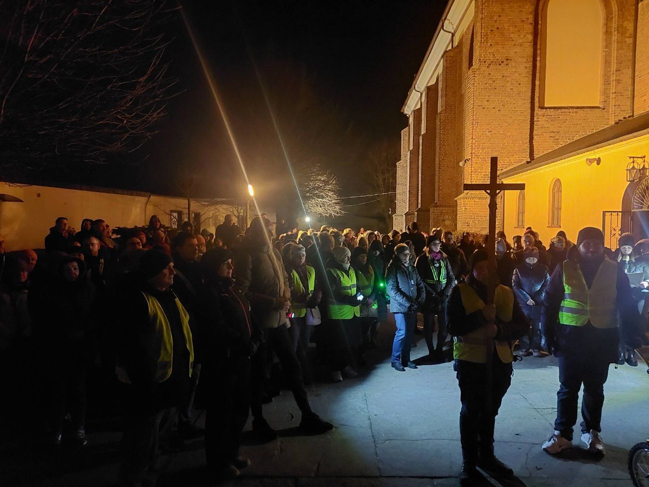 Niezwykła Droga Krzyżowa. Nocą pokonali wiele kilometrów