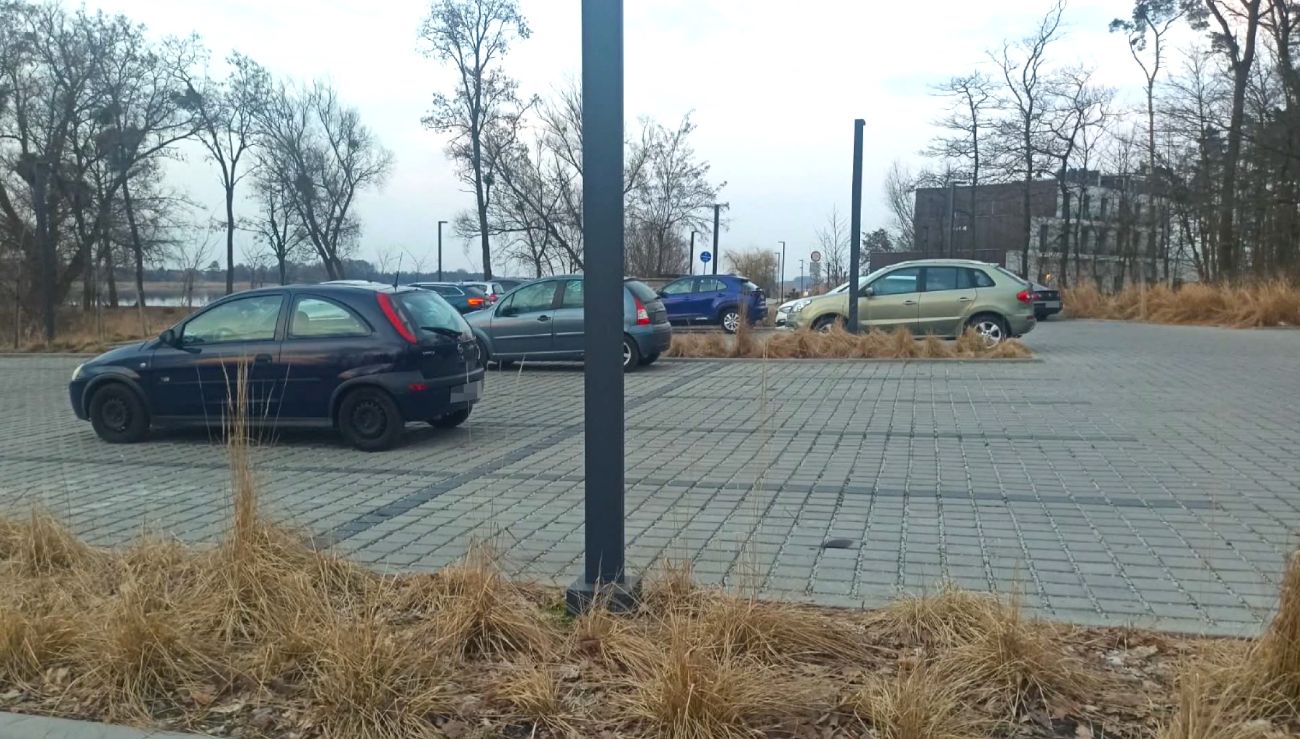 Mocne słowa mieszkańca Słupcy. Chodzi o parking nad jeziorem