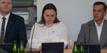 Sprawa parkingu nad jeziorem. Jak głosowali radni?