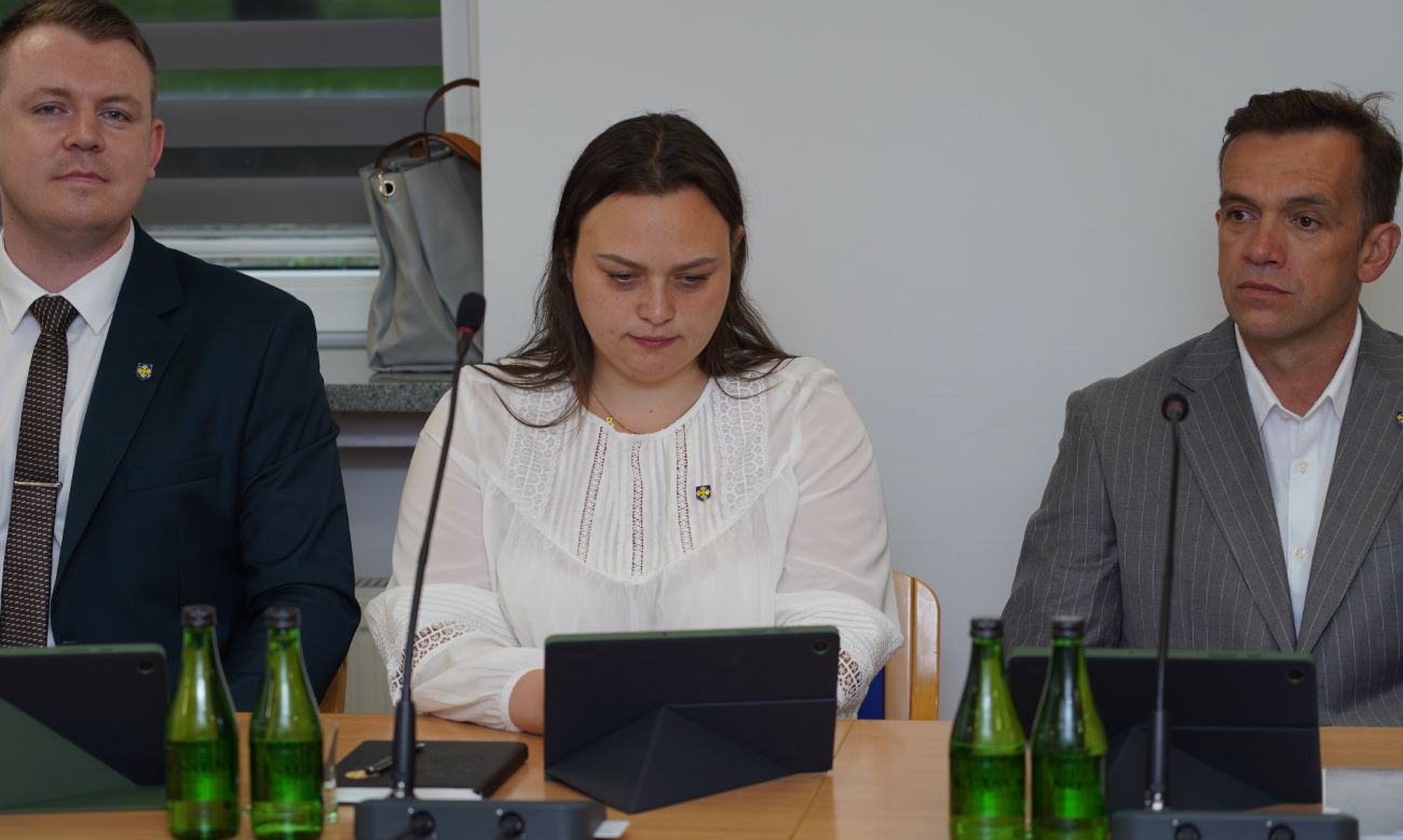 Sprawa parkingu nad jeziorem. Jak głosowali radni?