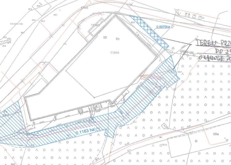 Miasto planuje sprzedać działkę przy hotelu. Mieszkaniec pyta, dlaczego bez przetargu?