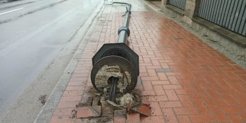 Na chodniku leży lampa. Uważajcie na Traugutta