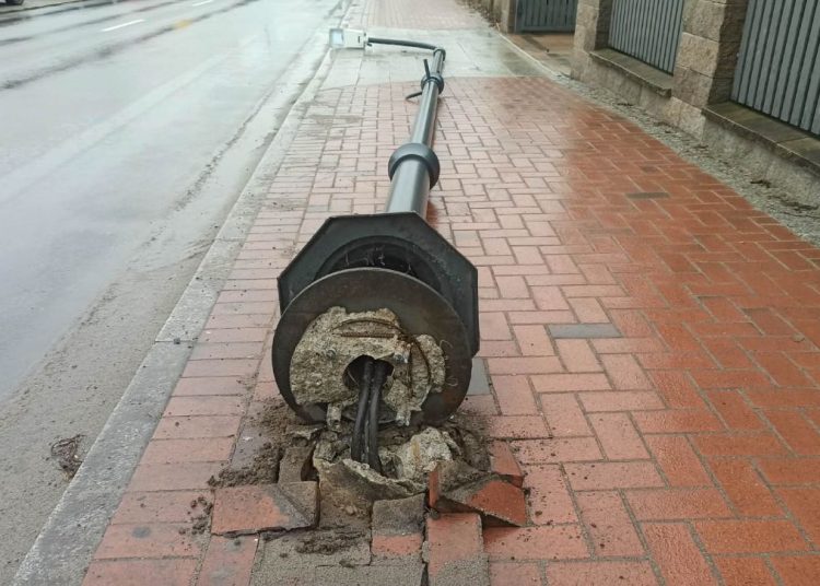 Na chodniku leżała lampa