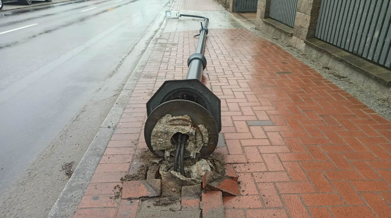 Na chodniku leży lampa. Uważajcie na Traugutta