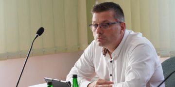 210 tysięcy na samochód czy na drogi? Wiceprzewodniczący nie głosował tak, jak większość koalicji