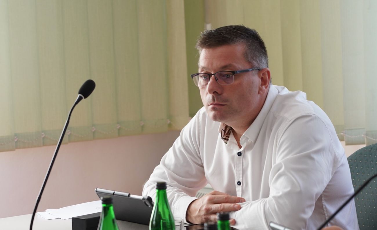 210 tysięcy na samochód czy na drogi? Wiceprzewodniczący nie głosował tak, jak większość koalicji