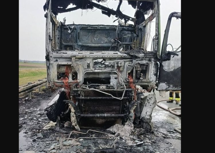 Ciężarówka zapaliła się na drodze