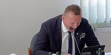 Radna zapytała o drogę. Starosta opowiedział dowcip