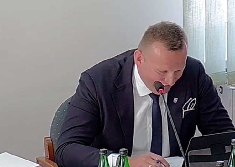 Radna zapytała o drogę. Starosta opowiedział dowcip