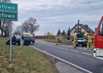 Zderzenie na skrzyżowaniu. Kobieta była zakleszczona w pojeździe