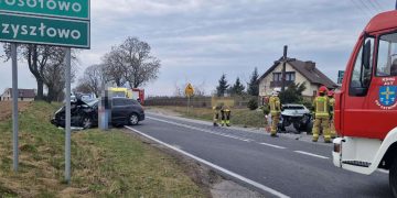 Zderzenie na skrzyżowaniu. Kobieta była zakleszczona w pojeździe