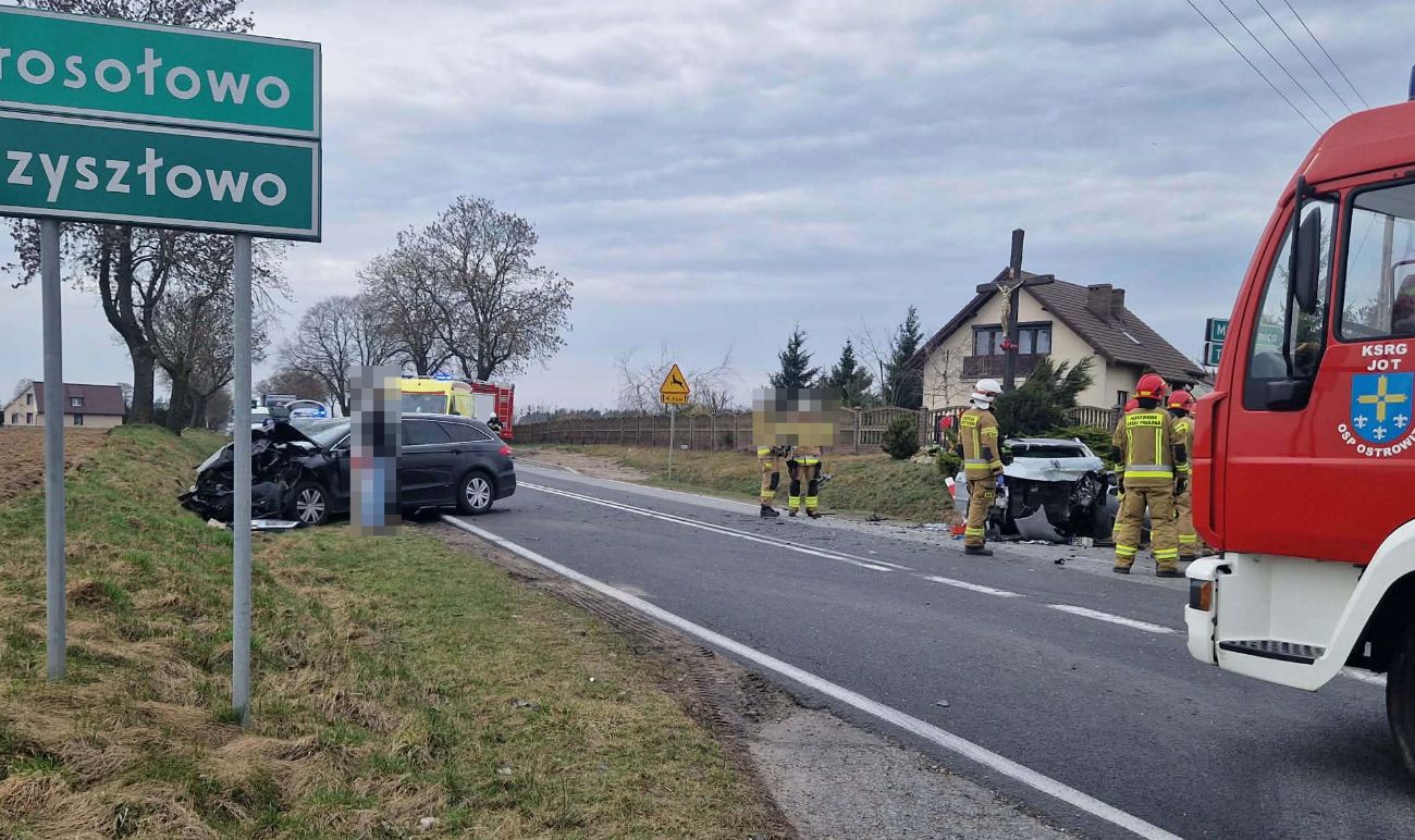 Zderzenie na skrzyżowaniu. Kobieta była zakleszczona w pojeździe