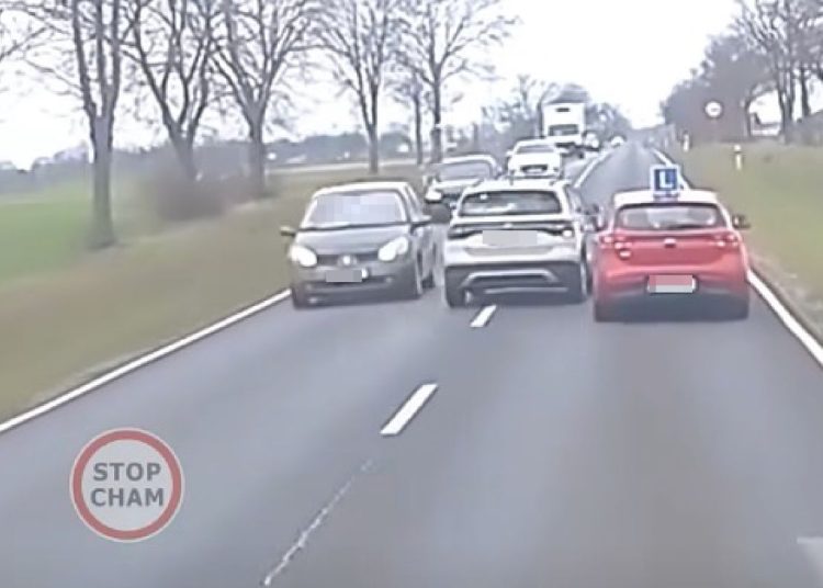 Tak zachował się na drodze. Zobacz nagranie