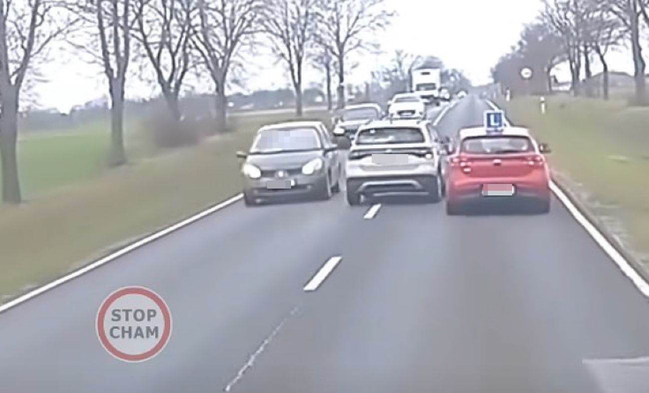 Tak zachował się na drodze. Zobacz nagranie