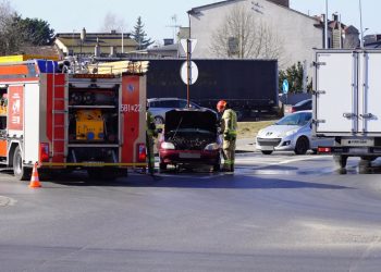 Na rondzie palił się samochód